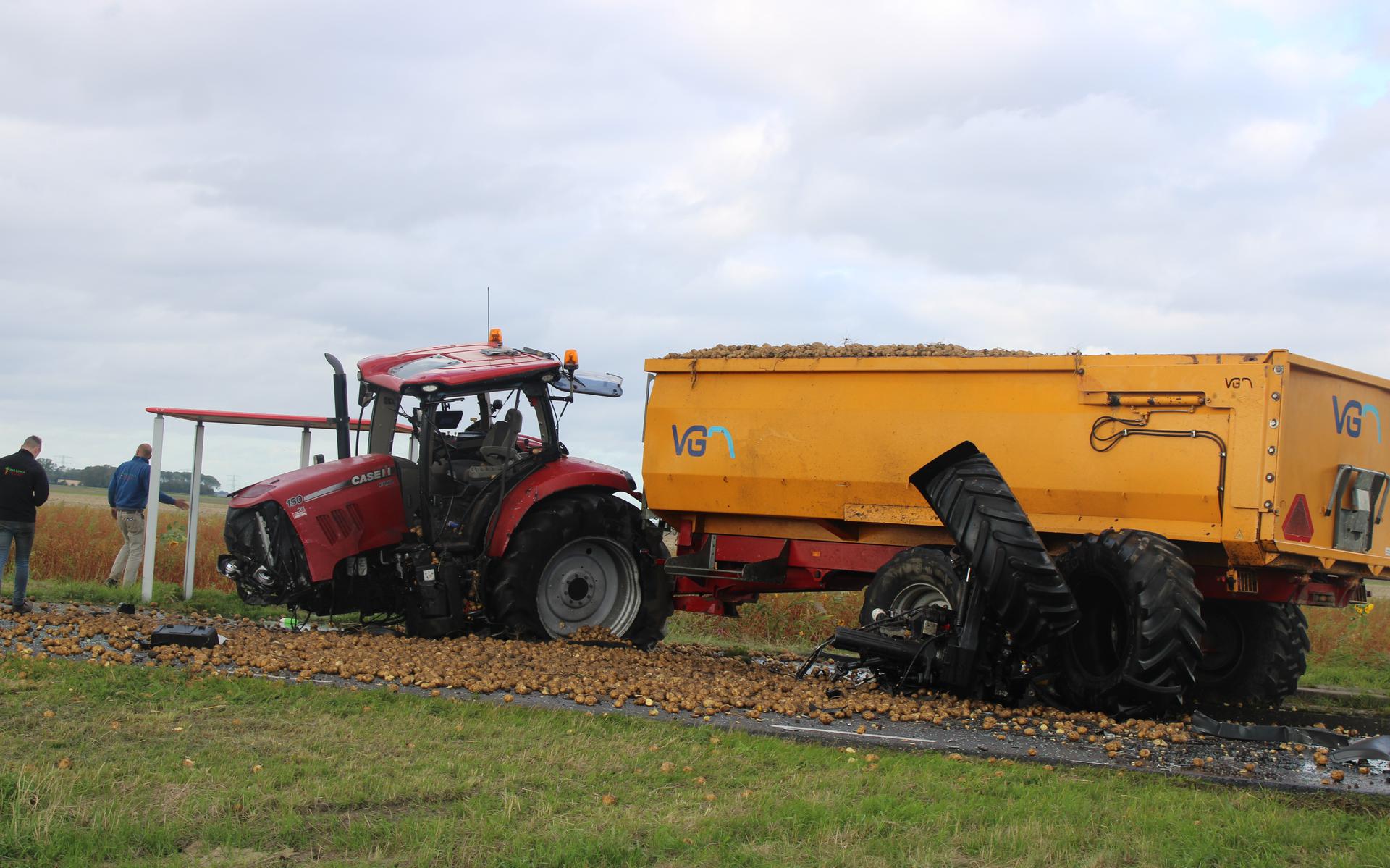 Weg Scheemda Onder De Aardappelen Na Botsing Tractor Met Vrachtwagen ...